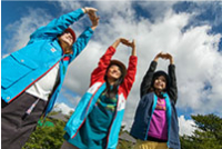 アウトドアで怪我をしないように、しっかりとストレッチしたら、登山の標識でコースを確認。